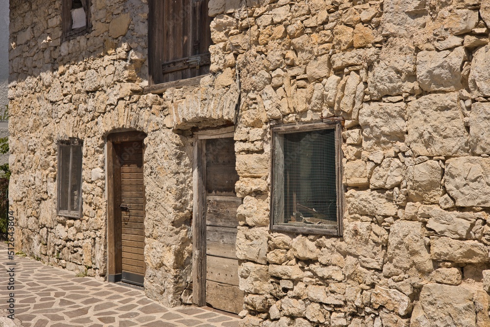 Casa rustica facciata in pietra  a vista con porta e finestre