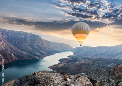 Canvastavla Hot air balloons flying over the Botan Canyon