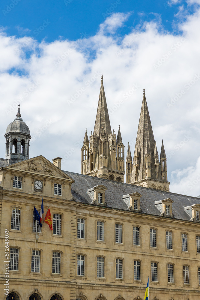 Vue sur l'Abbaye-aux-Hommes et l'Hôtel de Ville de Caen depuis l'Esplanade Jean-Marie Louvel