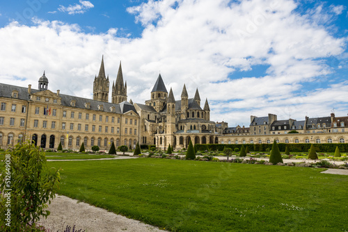 Vue sur l'Abbaye-aux-Hommes et l'Hôtel de Ville de Caen depuis l'Esplanade Jean-Marie Louvel