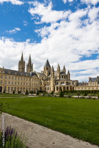 Vue sur l'Abbaye-aux-Hommes et l'Hôtel de Ville de Caen depuis l'Esplanade Jean-Marie Louvel