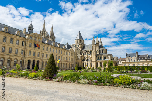 Vue sur l'Abbaye-aux-Hommes et l'Hôtel de Ville de Caen depuis l'Esplanade Jean-Marie Louvel photo