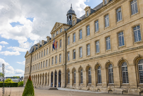 Vue sur l'Abbaye-aux-Hommes et l'Hôtel de Ville de Caen depuis l'Esplanade Jean-Marie Louvel photo