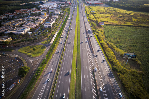Vista aérea da rodovia Dom Pedro em Campinas, São Paulo. Imagem com carros, rodovia e intersecção. 