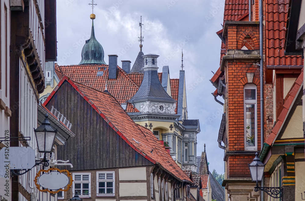 Fototapeta premium Historische Häuser und Dächer der Marktstraße in der Altstadt von Hameln
