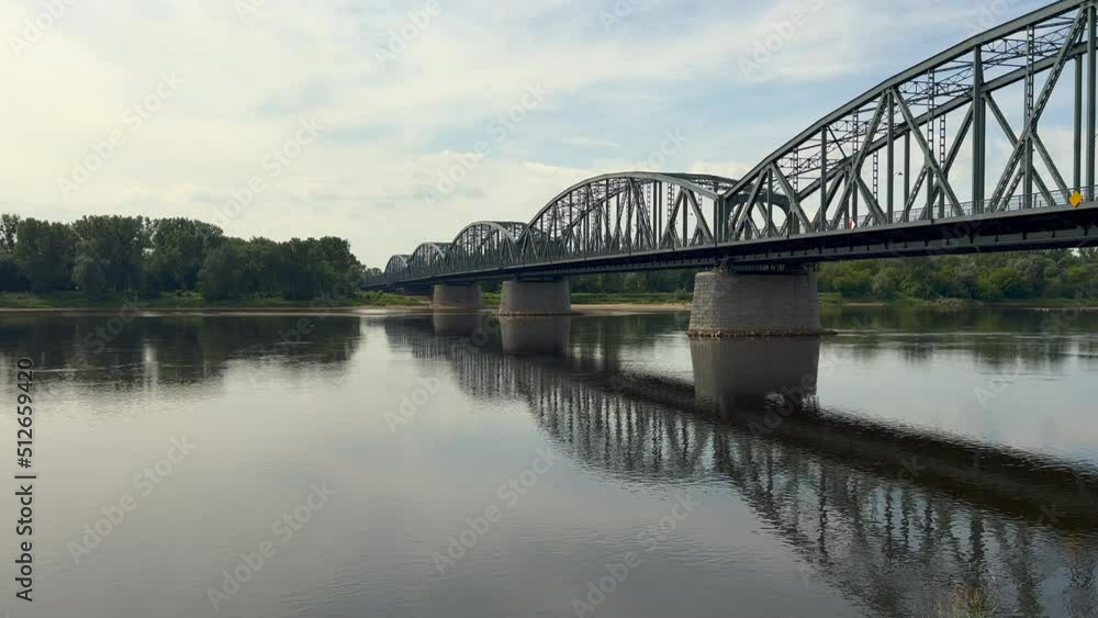 MOST NA RZECE. RZEKA WISŁA, TORUŃ, POLSKA. MOST NA RZECE. RZEKA WISŁA, TORUŃ, POLSKA.