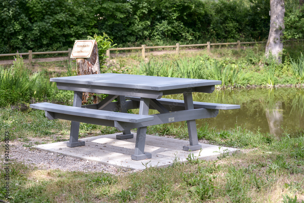 Mobilier urbain dans un parc public Mobilier urbain dans un parc public