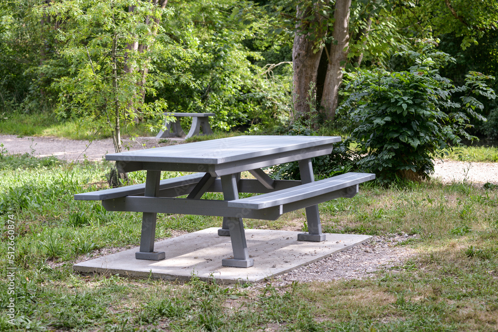 Table de pique-nique dans un parc Table de pique-nique dans un parc