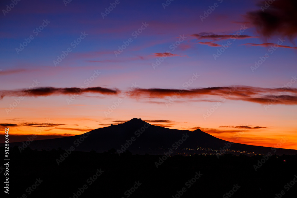 Obraz premium the malinche volcano at sunrise