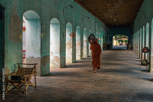 Myanmar, Mandalay, un moine sous les arcades quitte le temple. photo