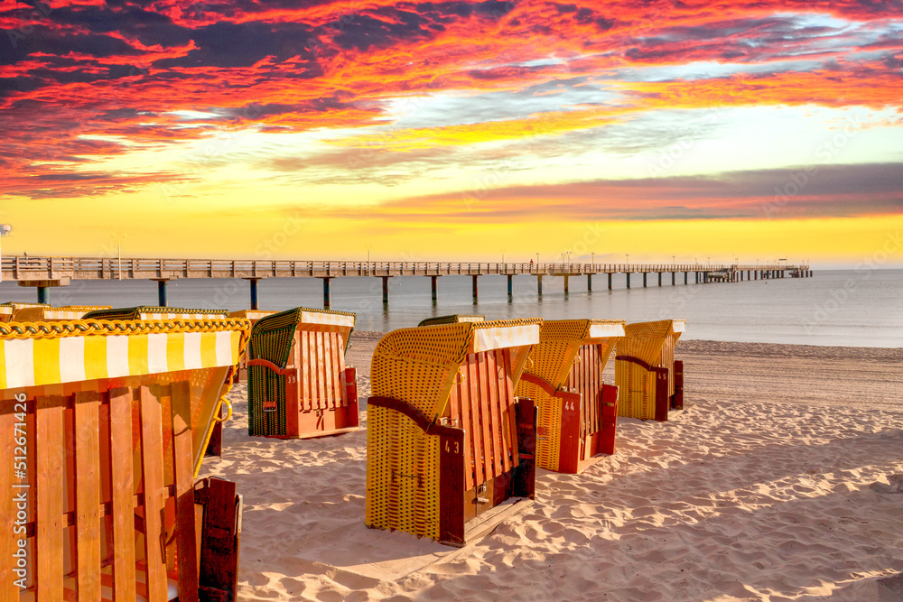 Strandkörbe im Sonnenuntergang, Boltenhagen, Deutschland Strandkörbe im Sonnenuntergang, Boltenhagen, Deutschland