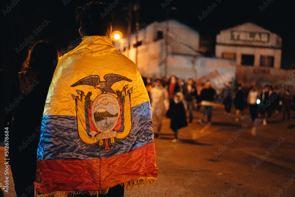 Quito, Ecuador; 15 de junio de 2022: Manifestantes se trasladan a la capital de Ecuador para sumarse al paro nacional. - obrazy, fototapety, plakaty 