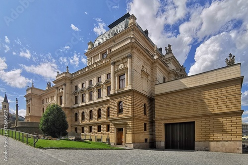 Foto building of theatre in czech city pilsen