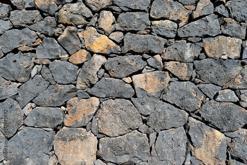 Pared de piedra del volcán el Teide de la isla de Tenerife, con diferentes texturas y colores photo