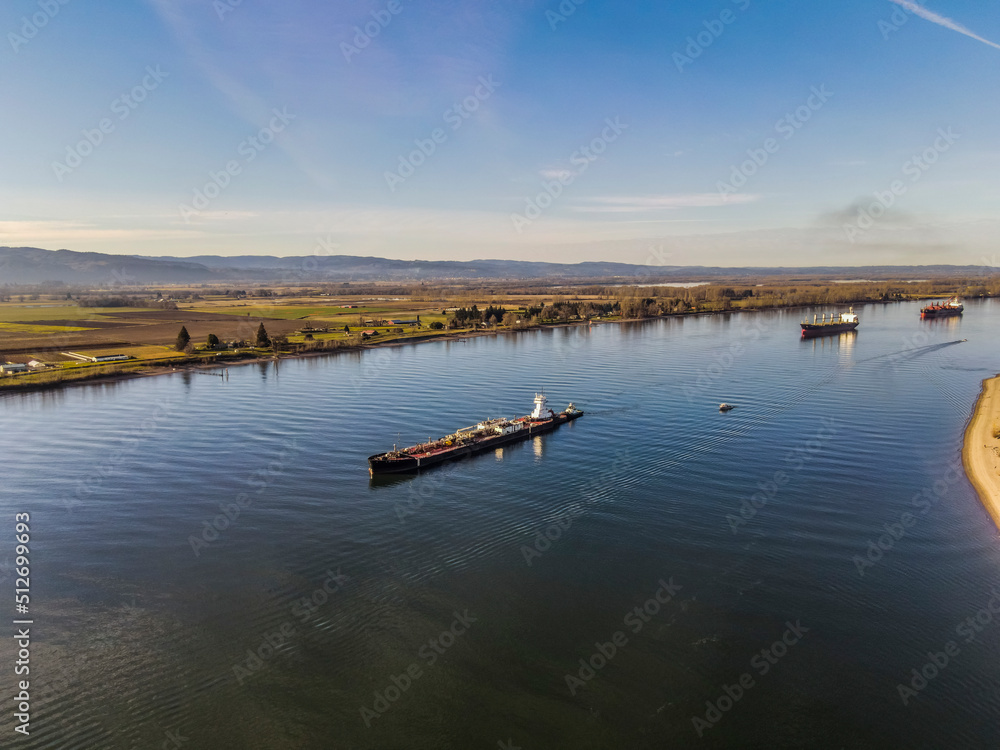 Obraz premium Barge on the Columbia river, heading to the Willamette river confluence