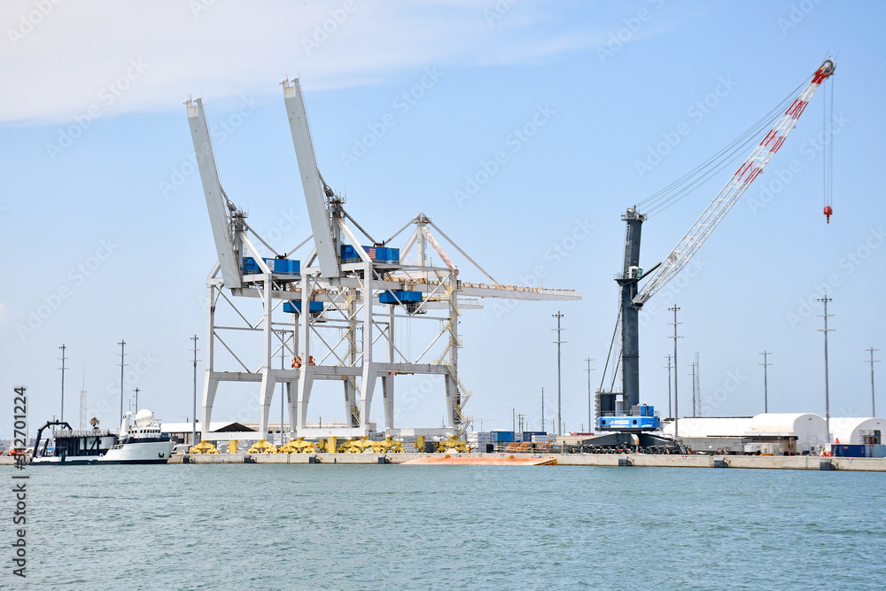 Obraz premium Shipping container cranes at the port in Cape Canaveral, Florida