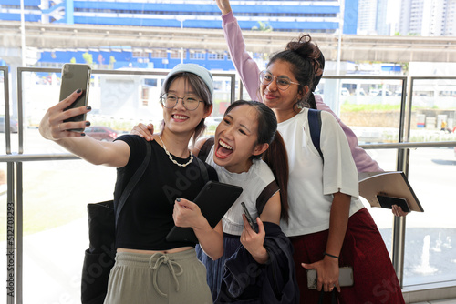 Foto Four young attractive Asian group woman friends colleagues students talk walk di