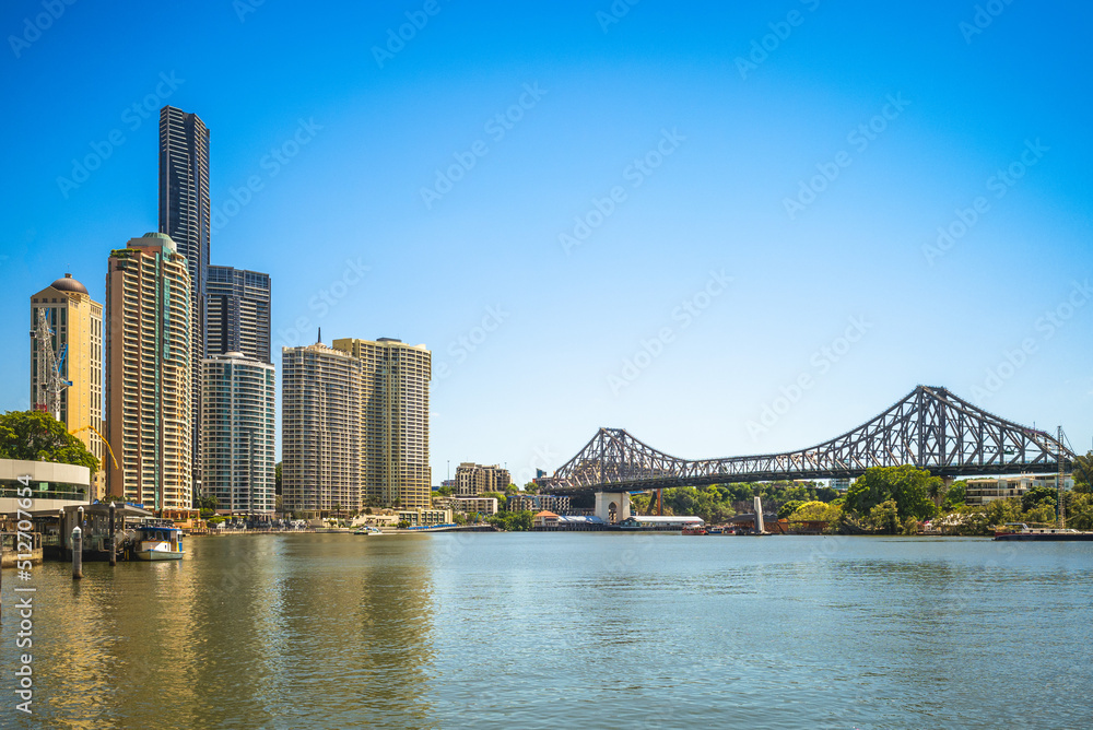 Naklejka premium brisbane with story bridge in australia at night