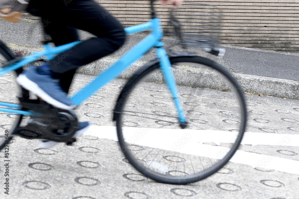 Fototapeta premium 坂道を降る自転車