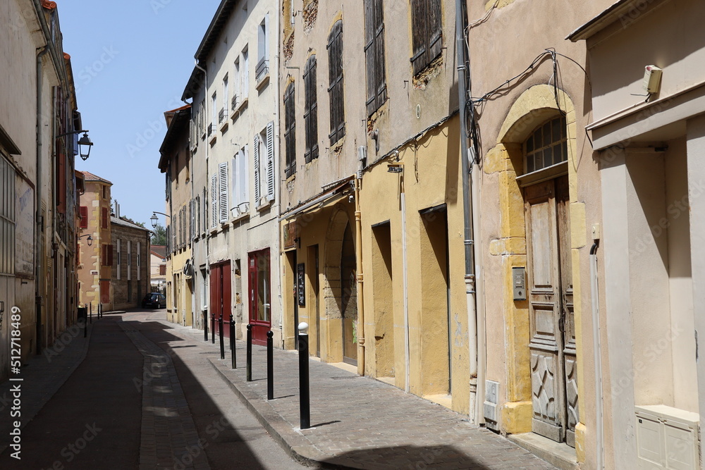 Rue typique dans le village, ville de Charlieu, département de la Loire, France