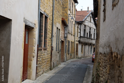 Rue typique dans le village  ville de Charlieu  d  partement de la Loire  France