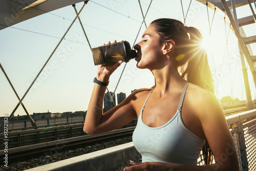 Fotografia Fitness woman drinking water from bottle