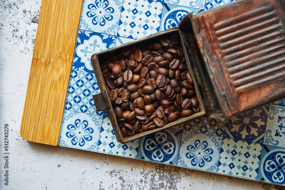 Obraz premium stary młynek do kawy i ziarna kawy 