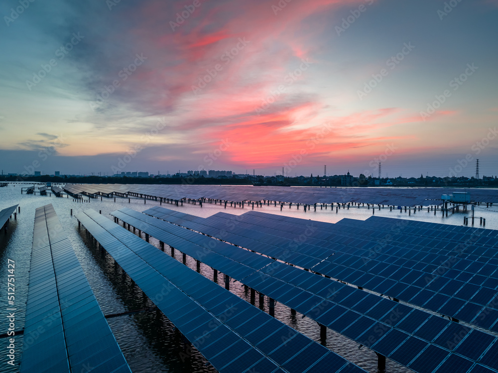 Obraz premium Solar power station at beautiful sunset. solar photovoltaic power station on water. green energy concept.