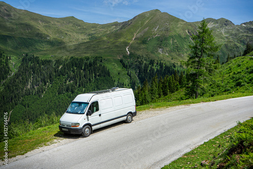 Foto camper van on the road
