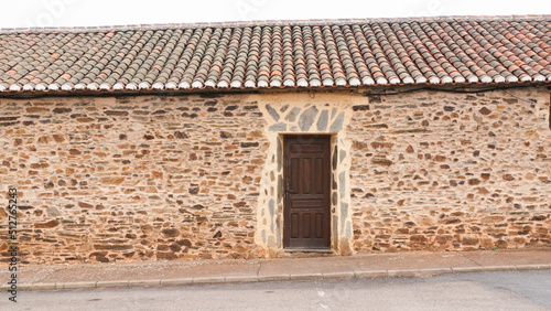 Puerta de madera en casa rural de piedra y estuco © Darío Peña
