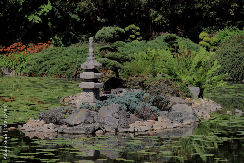 Naklejka premium ogród japoński wysepka na jeziorze