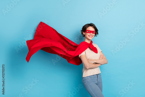 Fotografia Photo of confident shiny lady dressed red mantle arms crossed cape flying isolat