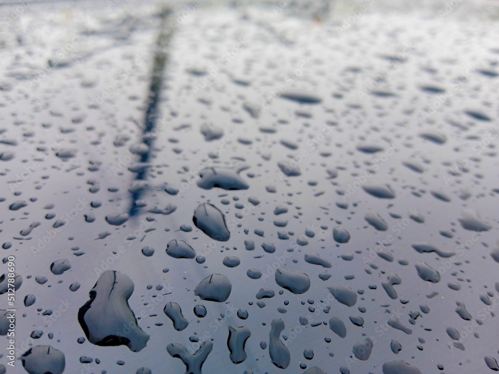 капли воды на капоте капли воды на капоте