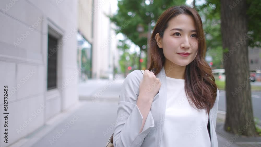 バッグを肩に掛けて歩き出すビジネスウーマン 女性 バッグを肩に掛けて歩き出すビジネスウーマン 女性