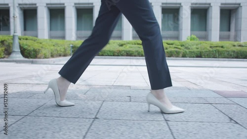歩くビジネスウーマンの足元 女性
