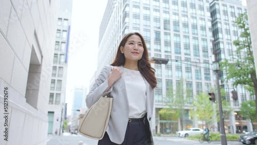 街を歩くビジネスウーマン 女性