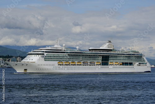 Tableau sur toile Royal Caribbean cruiseship cruise ship liner Serenade of the Seas sail away from