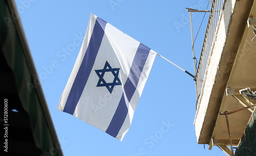23.11.2021, Altstadt von Jerusalem (Israel). Eine Israel-Flagge hängt an einem Gebäude. photo