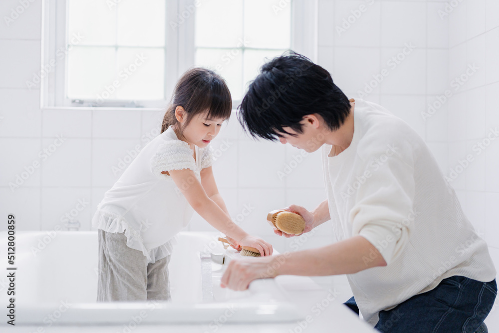 パパと一緒にお風呂掃除をする小さな女の子 パパと一緒にお風呂掃除をする小さな女の子