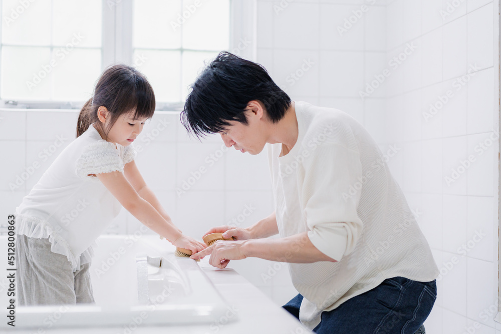 パパと一緒にお風呂掃除をする小さな女の子 パパと一緒にお風呂掃除をする小さな女の子