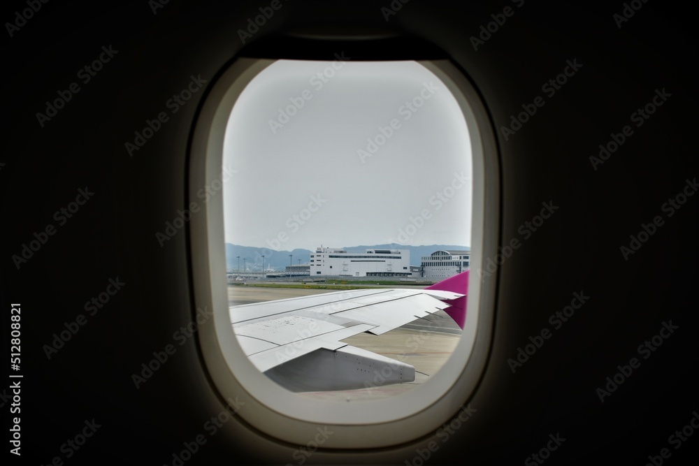 奄美空港、ピーチ、航空機、着陸、主翼 奄美空港、ピーチ、航空機、着陸、主翼