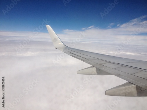 Asa de avião, dia, nas nuvens