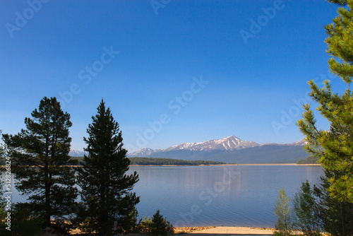Fototapeta Naklejka Na Ścianę i Meble -  Mt Elbert, the tallest peak in Coloraodo, from the shore of Turquoise Lake in the Colorado Rockies