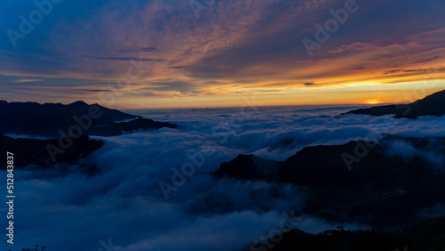 Atardecer sobre las cordilleras de ecuador 