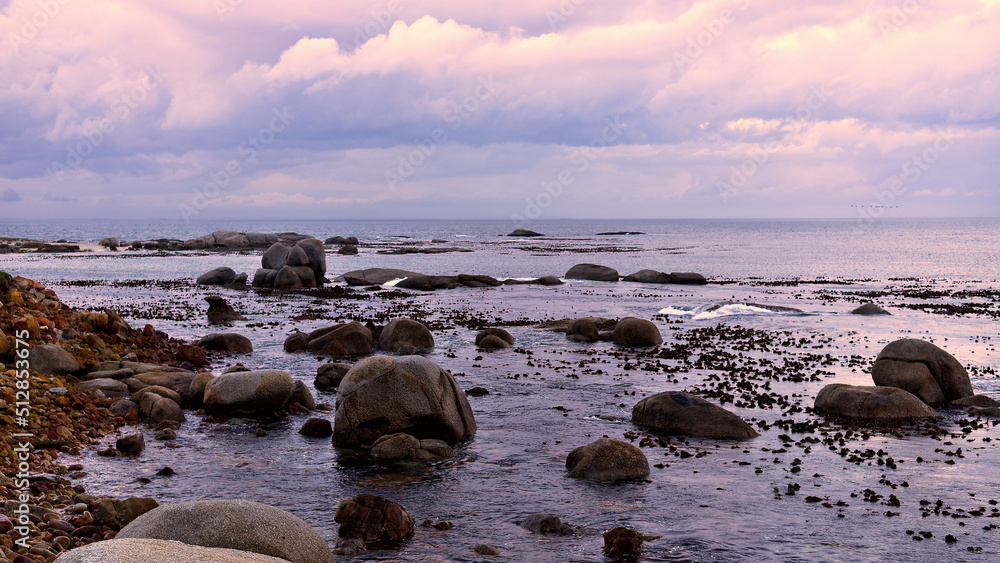 Hermoso paisaje de puesta de sol sobre el mar muy relajante con tonos violetas