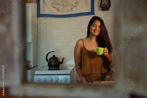 Mulher sorrindo tomando café 