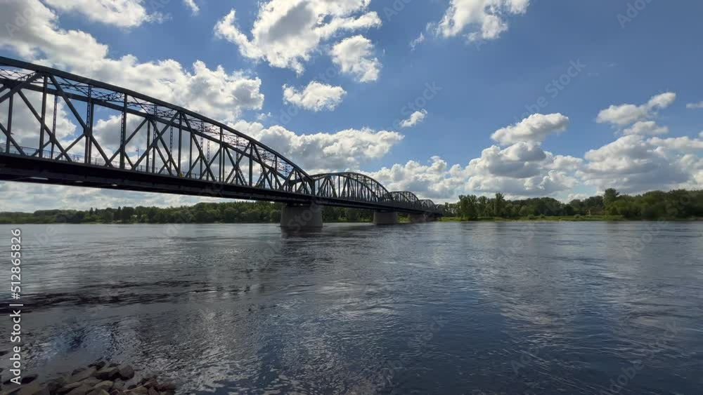 MOST NA RZECE. RZEKA WISŁA, TORUŃ, POLSKA. MOST NA RZECE. RZEKA WISŁA, TORUŃ, POLSKA.