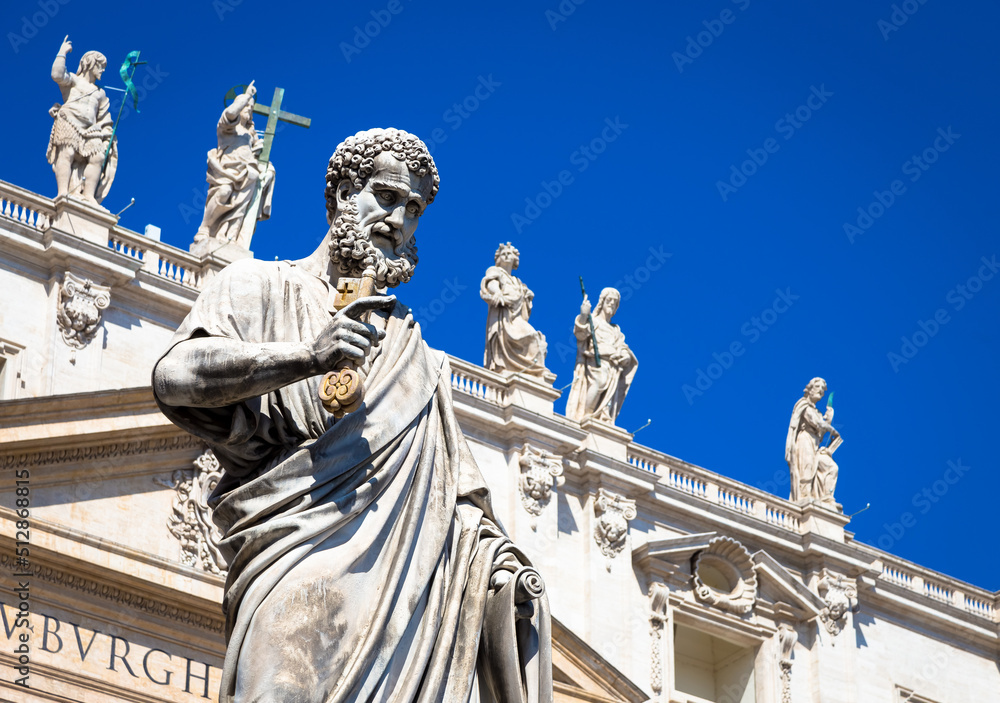 Obraz premium Saint Peter statue in front of Saint Peter Cathedral - Rome, Italy - Vatican City