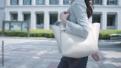通勤をするビジネスウーマン 女性