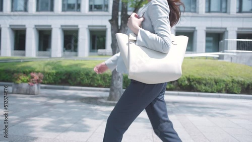 通勤をするビジネスウーマン 女性